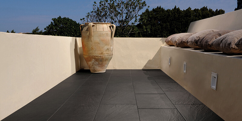 Terrassenfliesen aus Naturstein und Mosaik