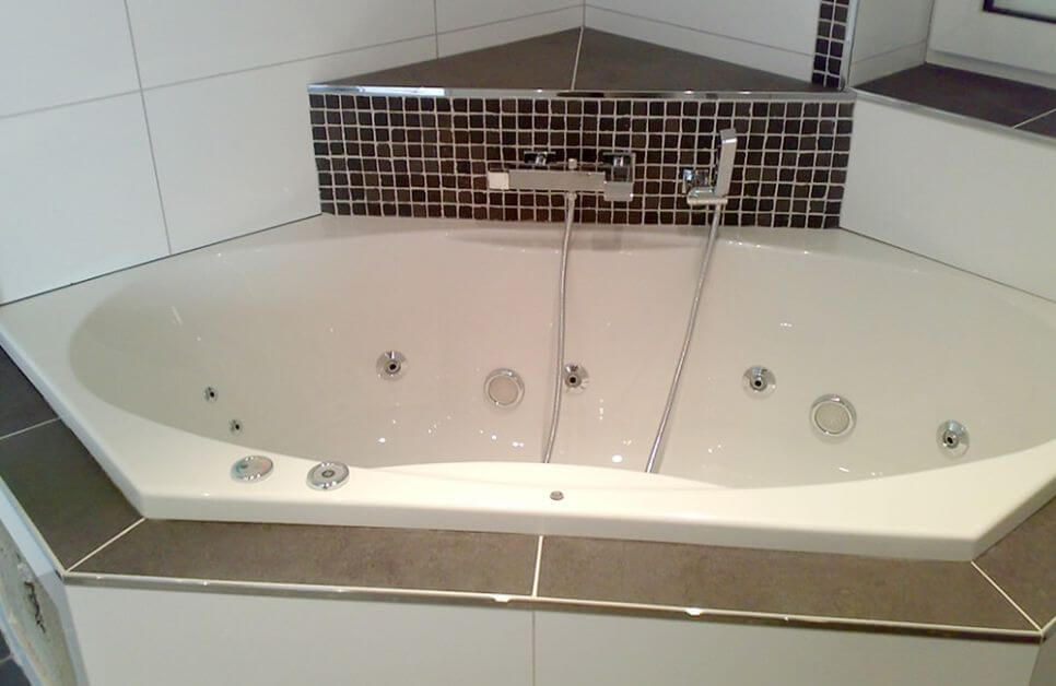 Badewanne mit Fliesen und Mosaiksteinen bei Düren